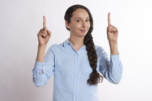e-commerce girl pointing up